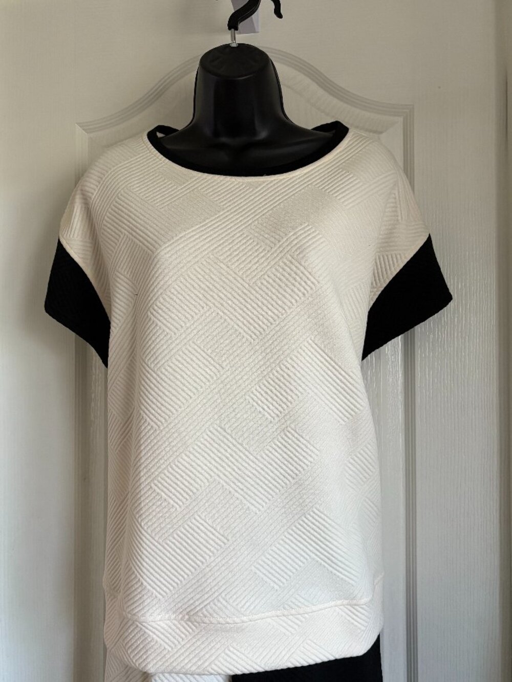 See & Be Seen - NWT Creme/Black Textured Top - size Med